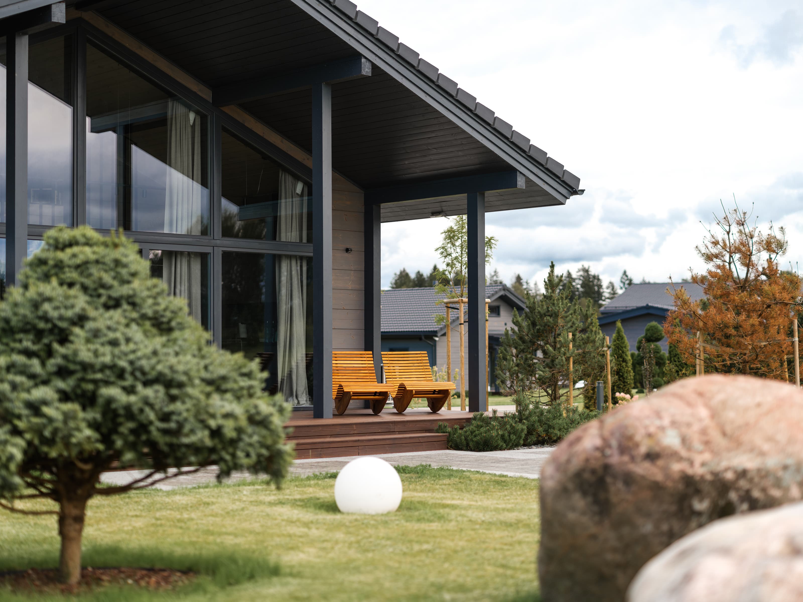 SeoVillage villa exterior with landscaped stones and shrubs