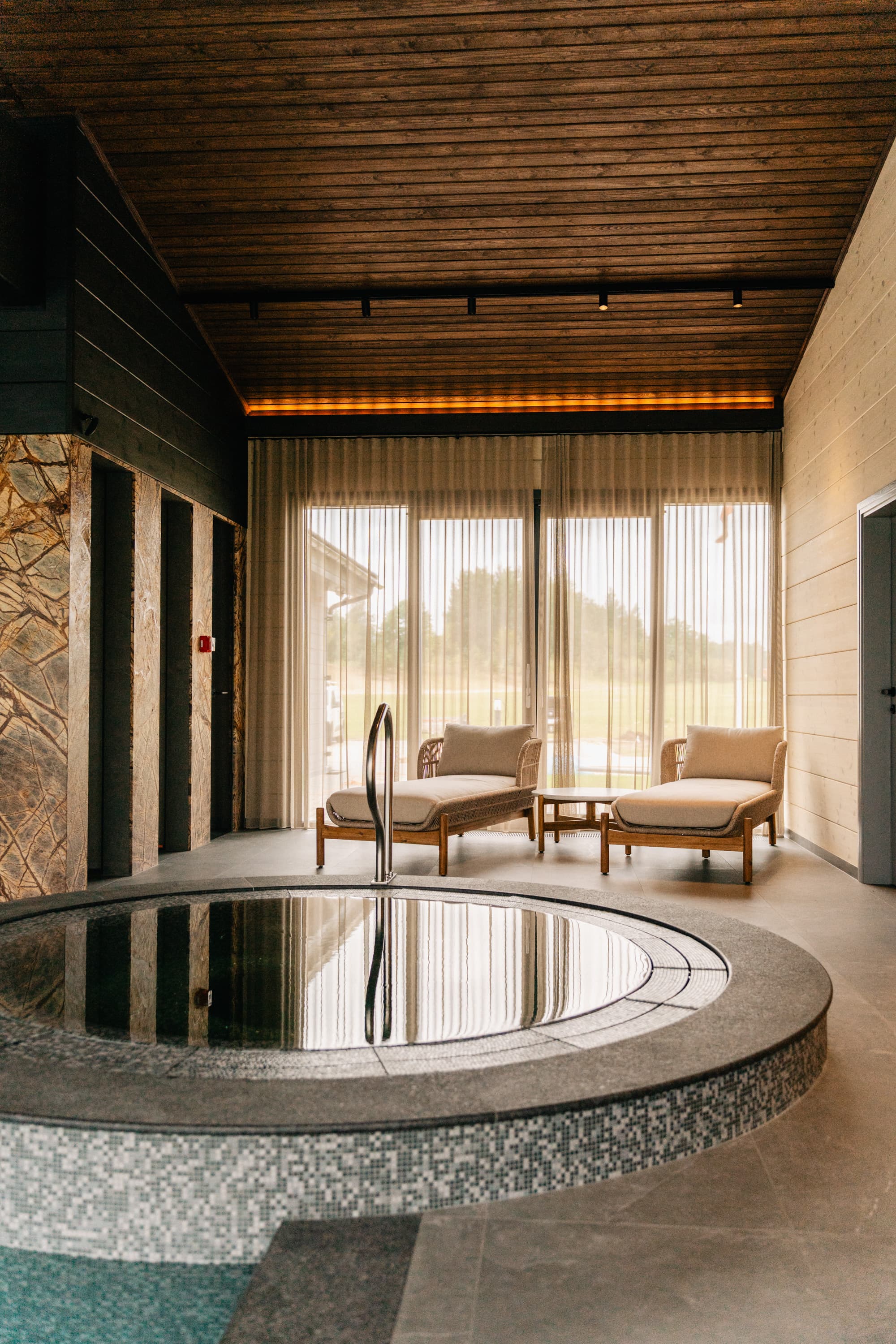 Relaxation area by the round pool