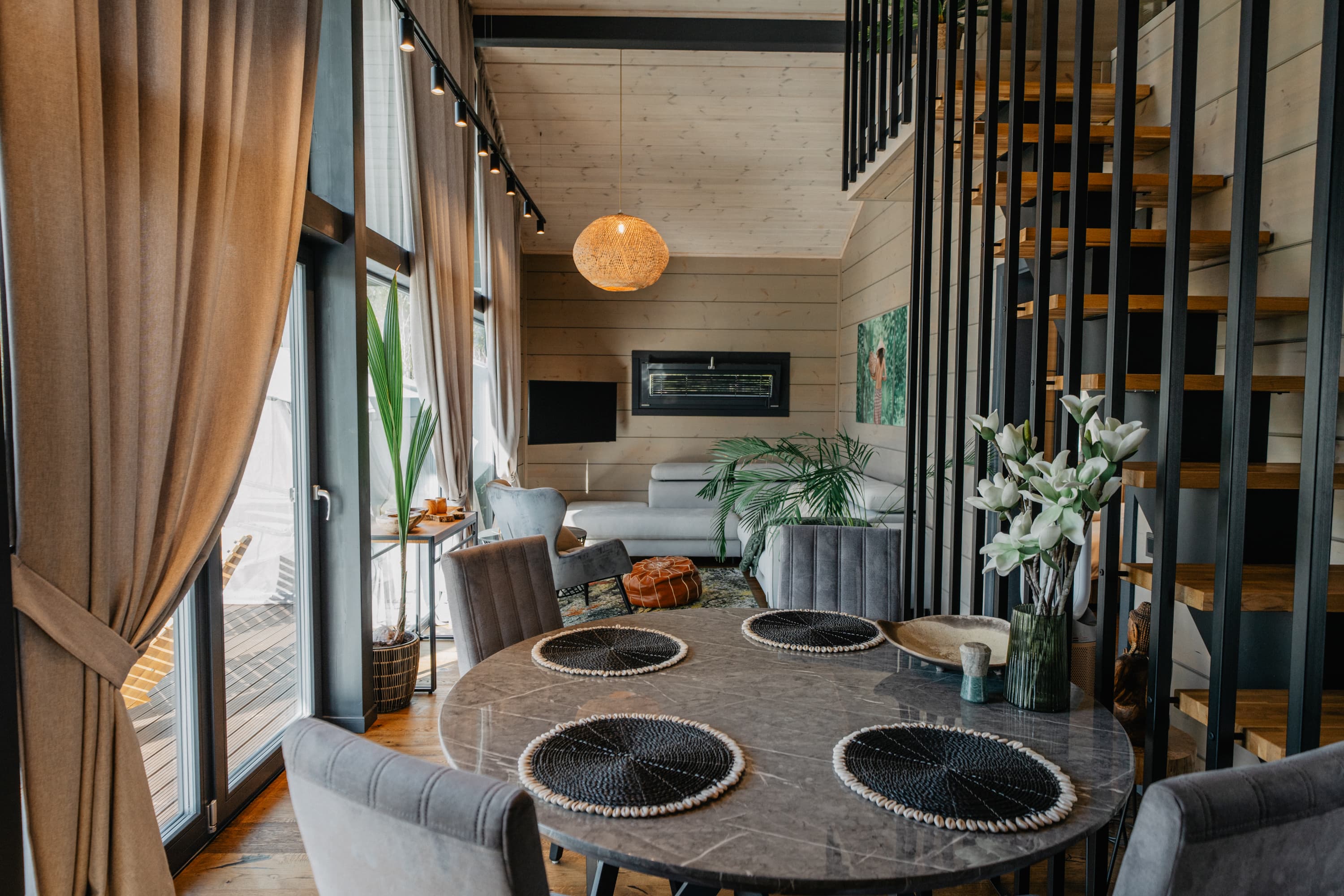 Villa Bali dining and lounge area